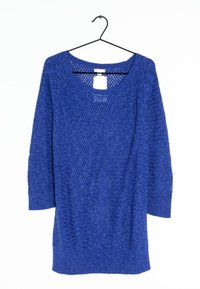 Niebieski dzianinowy sweter z rękawami do łokcia, wiszący na czarnym wieszaku, z okrągłym dekoltem i białą metką z ceną.