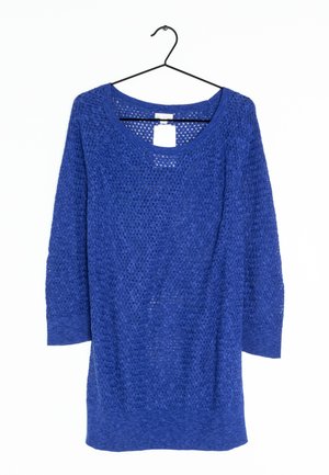 Pull en maille bleue à manches trois-quarts suspendu sur un cintre noir, avec un col rond et une étiquette de prix blanche.