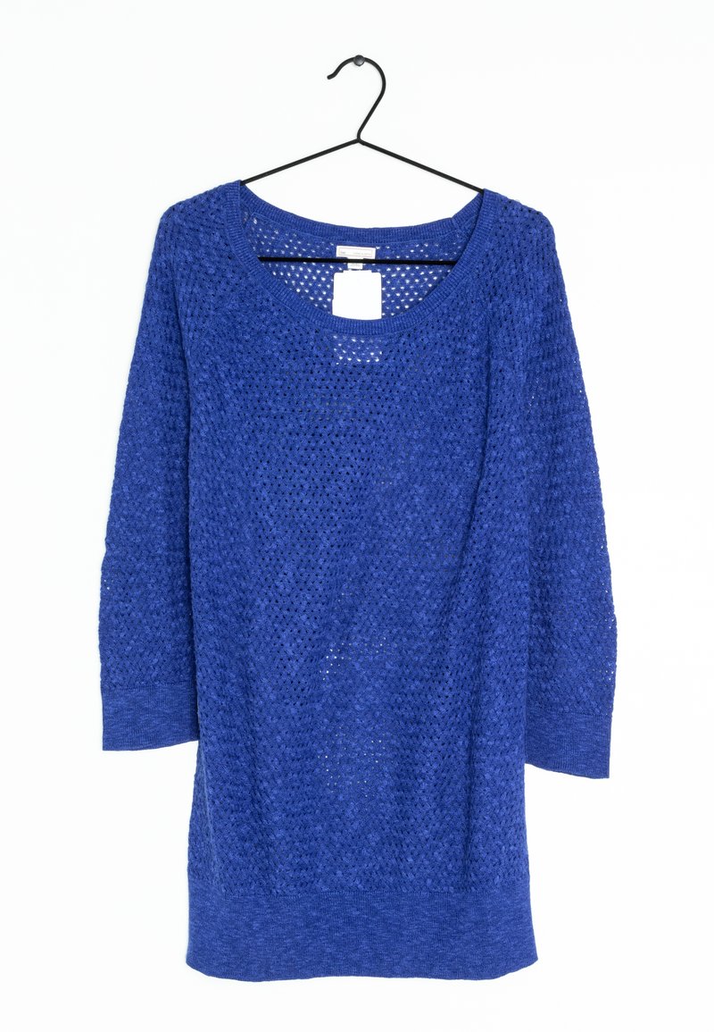 Niebieski dzianinowy sweter z rękawami do łokcia, wiszący na czarnym wieszaku, z okrągłym dekoltem i białą metką z ceną.