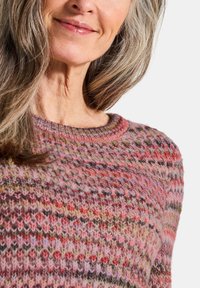Maglione lavorato a maglia in tonalità rosa e multicolore, con scollatura rotonda e motivo a punto testurizzato, dall'aspetto morbido e accogliente.