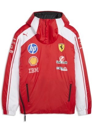 Rød og hvid Ferrari teamjakke med hætte, forlommer med lynlås og sponsormærker inklusive HP, Shell, IBM, UniCredit og CEVA.