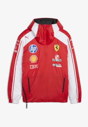 Rød og hvid Ferrari teamjakke med hætte, forlommer med lynlås og sponsormærker inklusive HP, Shell, IBM, UniCredit og CEVA.