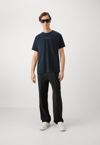 Tommy Jeans NEW CLASSICS TEE - Základné tričko - dark night navy