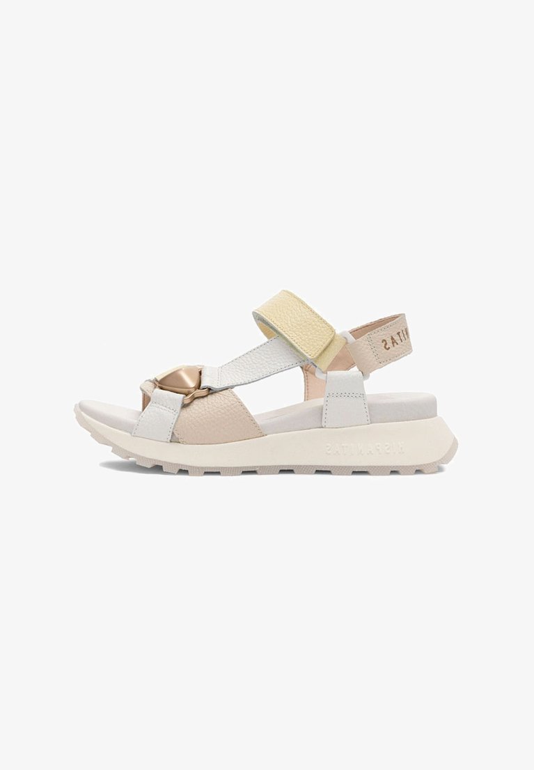 Beige und weiße Sandale mit offenem Zehenbereich, verstellbarem gelbem Riemen, gepolsterter Sohle und strukturiertem Gummiprofil für den Außenbereich.