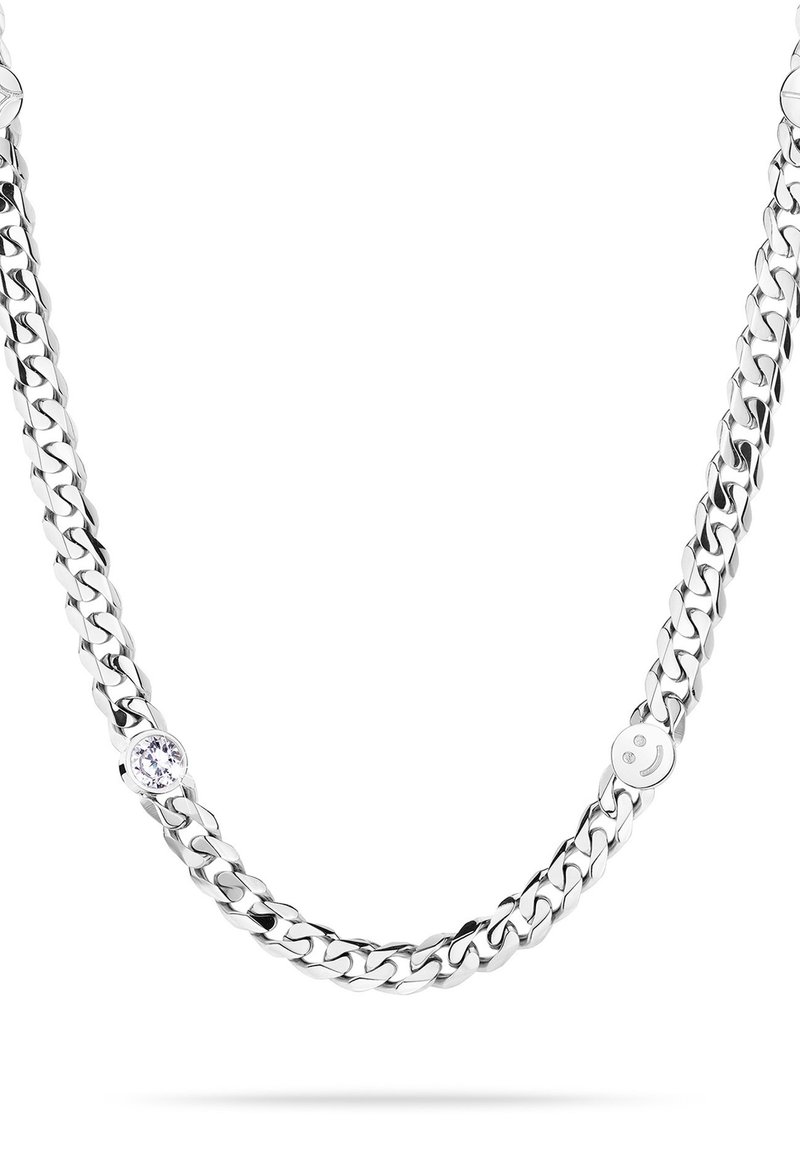 Silberkette mit ineinandergreifenden Gliedern, einem klaren Stein und einem Smiley-Akzent. Glatte Textur mit polierter Oberfläche.