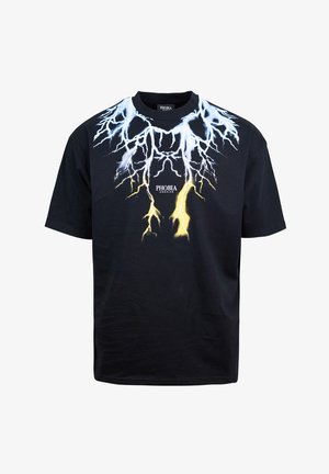T-shirt in cotone nero con un design grafico di fulmini blu e gialli sulla parte anteriore, con la scritta "PHOBIA" stampata sotto.
