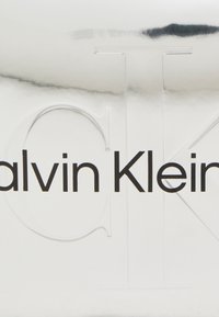 Calvin Klein Jeans Borsa a tracolla - silver-coloured