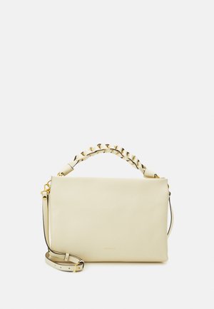 Lichtbeige leren handtas met een gevlochten hengsel aan de bovenkant en een afneembare schouderband. Heeft gouden hardware en een gladde textuur.