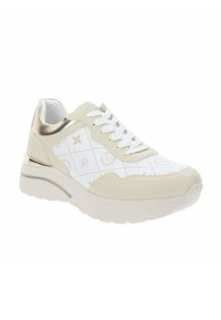 Zapatillas blancas con acentos beiges, que cuentan con una parte superior estampada, detalle dorado en el talón, suela gruesa y cordones blancos.