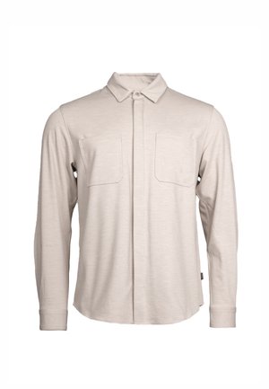 Beeziga beežika pikkade varrukatega särk, millel on ees nööbitav lõhik, krae ja kaks rinnataskut, esitatud ühtlasel valgel taustal.