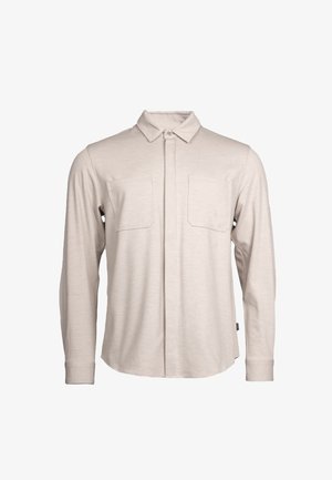 Beiges Langarmhemd mit durchgängigem Knopfleiste, Kragen und zwei Brusttaschen, dargestellt vor weißem Hintergrund.