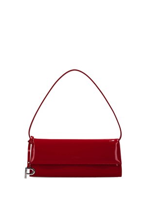 Sac d'épaule en cuir verni rouge brillant avec une fine bandoulière et un pendentif argenté en forme de "P" suspendu sur le côté gauche.