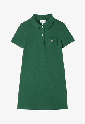 Robe polo verte en tissu texturé. Présente un col, des manches courtes et une poche avec un logo sur la poitrine.