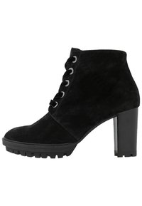 Bottines en daim noir avec un talon haut épais, bout rond, laçage à l'avant avec œillets en métal et semelle en caoutchouc à motif.