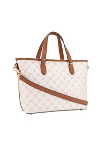 Borsa a spalla beige con motivo e dettagli in pelle marrone, manici doppi superiori e tracolla rimovibile; forma strutturata e materiale testurizzato.