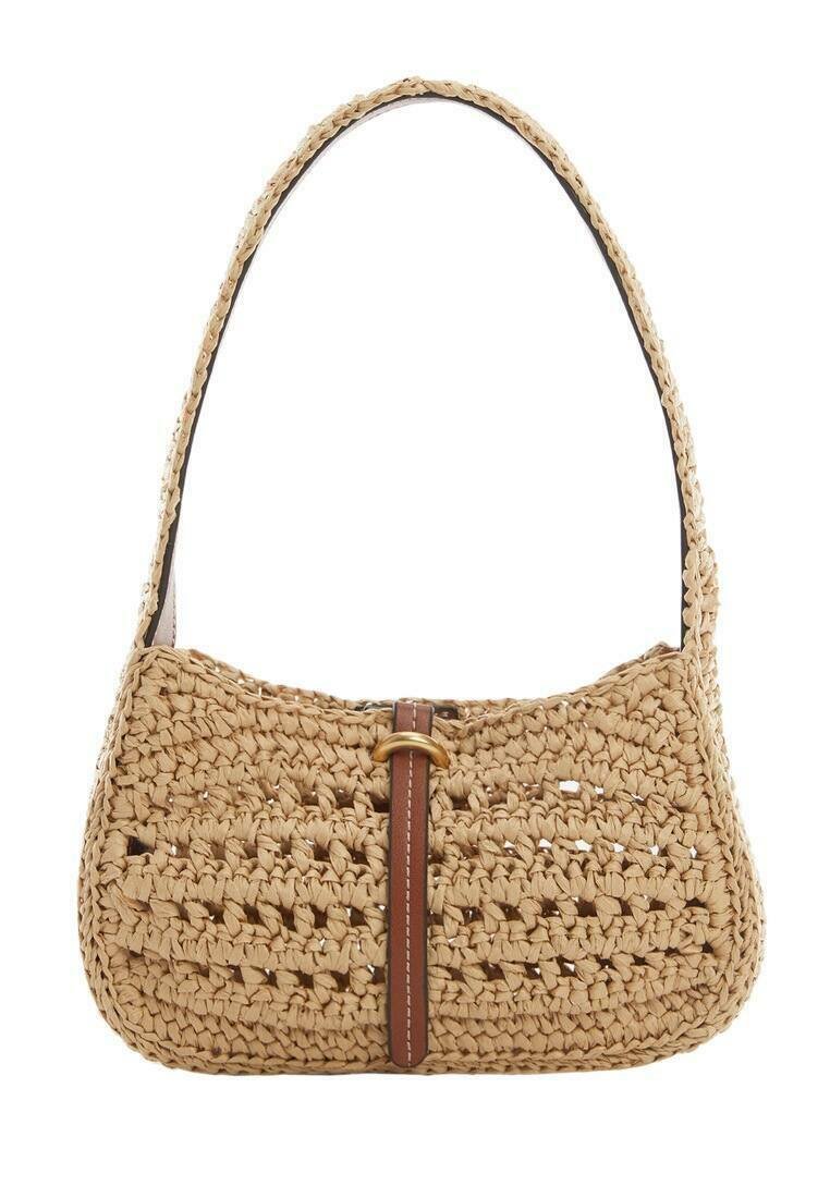 Beige handgewebte Handtasche mit geschwungener Form, ausgestattet mit einem braunen Lederakzentriemen und einem Reißverschlussverschluss auf der Vorderseite. Glatte Textur.