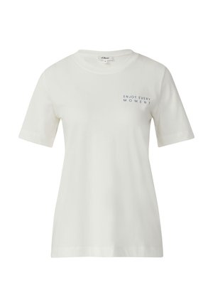 Witte katoenen t-shirt met korte mouwen, ronde hals en de tekst "ENJOY EVERY MOMENT" in het blauw aan de linkerkant.