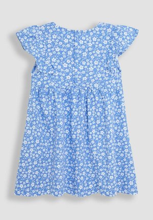 Rochie florală albastră cu modele de flori albe. Mâneci scurte, evazate, decolteu rotund și fustă plisată. Textura țesăturii este ușoară și moale.