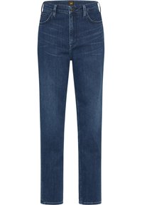 Vaqueros de mezclilla de pierna recta en azul oscuro con cierre de botón y cremallera, bolsillos delanteros y traseros, y un ligero desgastado en los muslos.