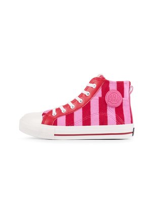 Høj sneakers med røde og pink lodrette striber, hvide snørebånd, gummiforstærket tå og en rund GAP-logo lap på siden.
