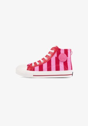 Baskets montantes avec des rayures verticales rouges et roses, lacets blancs, bout en caoutchouc et un patch rond avec le logo GAP sur le côté.