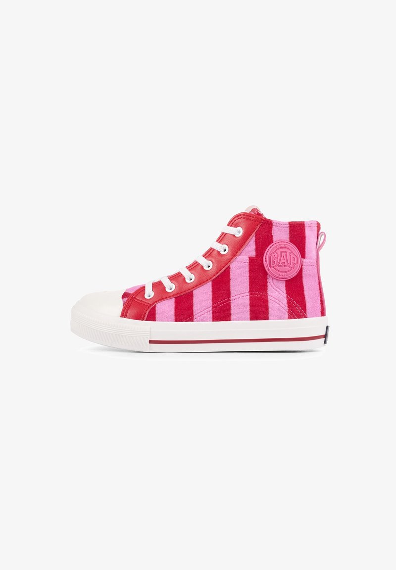 Baskets montantes avec des rayures verticales rouges et roses, lacets blancs, bout en caoutchouc et un patch rond avec le logo GAP sur le côté.