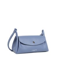 Sac à main en cuir bleu clair avec une finition texturée, un fermoir rabat et une courte bandoulière. Présente un logo de marque métallique à l'avant.