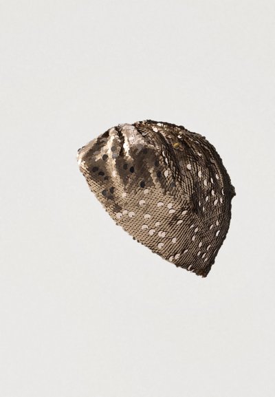 Pronssinhohtoinen paljettipipo, jossa teksturoitu, kimaltava pinta. Hieman löysä malli, jossa yläosassa kerätty kangasdetaili.