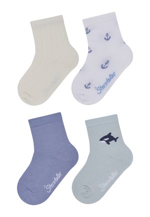 Vier Paar Baumwollsocken: beige gerippt, weiß mit blauem Anker-Muster, hellviolett einfarbig und hellblau mit dunklem Wal-Design.