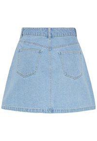 Jupe en denim bleu clair avec un design évasé, taille haute, et deux poches arrière avec des détails cousus et un ourlet brut.