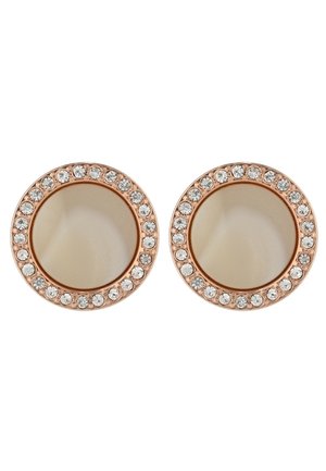 Clous d'oreilles ronds en or rose avec une pierre lisse beige centrale, entourée d'un cercle de petits cristaux clairs.