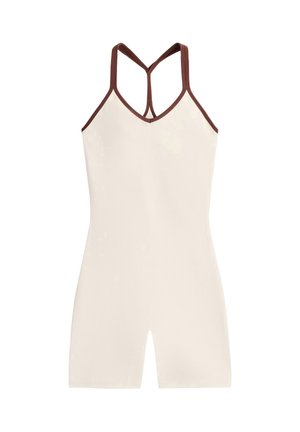 Combishort une pièce sans manches couleur ivoire, avec des bordures marron foncé, de fines bretelles croisées dans le dos et un short ajusté, sur fond blanc.