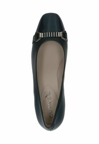 Bailarina de piel negra con una puntera brillante, acento de hardware plateado y un interior de textura suave. Logo de la marca visible en el interior.
