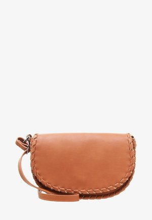 Sac bandoulière en cuir beige avec bords tressés et sangle ajustable, présenté sur fond blanc.