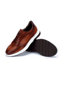 Sneaker in pelle marrone con finitura testurizzata, dotate di suola in gomma bianca, design con lacci e tomaia con motivo per un dettaglio aggiuntivo.
