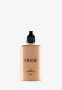 Krämfoundation i en frostad beige flaska med ett svart ribbat lock. Etiketten läser "Lord & Berry Cream Foundation 50 ml." Slät textur.