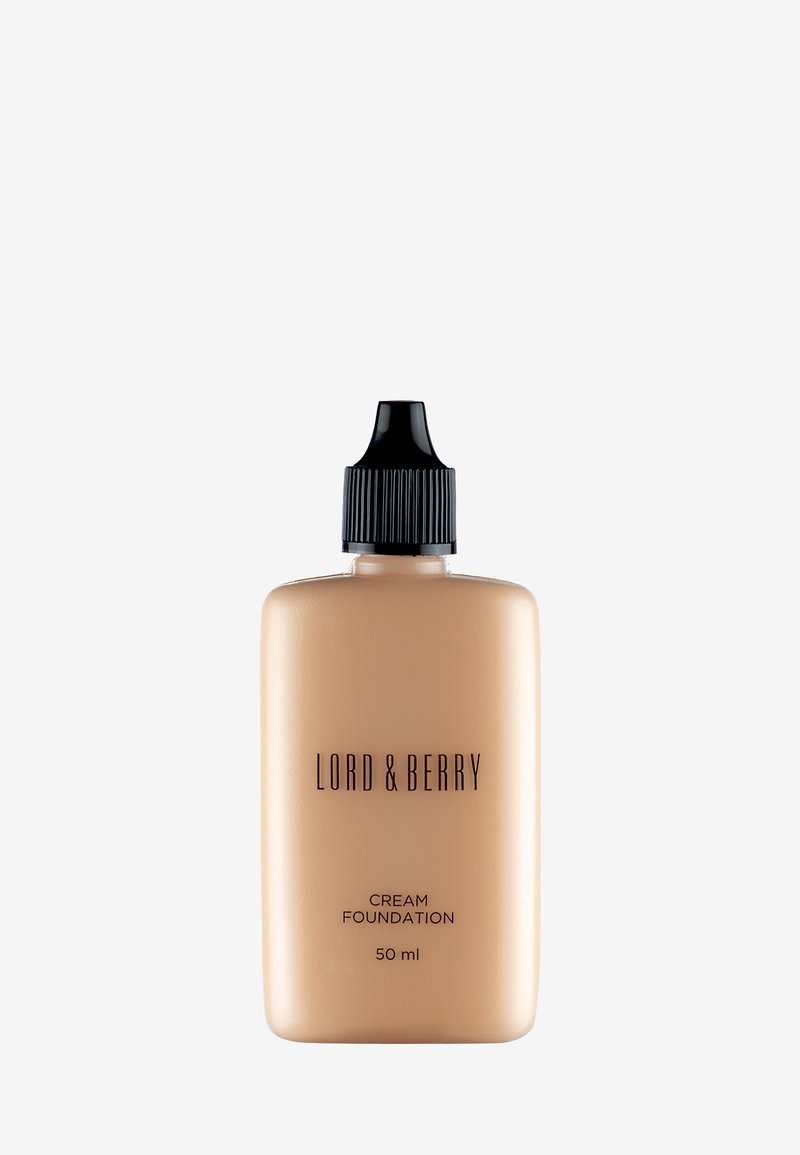 Krämfoundation i en frostad beige flaska med ett svart ribbat lock. Etiketten läser "Lord & Berry Cream Foundation 50 ml." Slät textur.