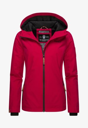 Rød vanntett jakke med glidelås foran, justerbar hette, elastiske mansjetter og to sidelommer. Har et fleeceforet interiør for varme.