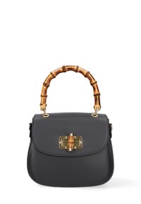 Zwarte leren handtas met een gebogen bamboe handvat, gouden hardware en een rechthoekige sluiting aan de voorkant. Glad oppervlak met gestikte accenten.