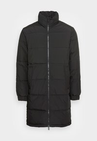 Cappotto lungo imbottito nero con colletto alto, cerniera frontale completa e polsini elasticizzati. Presenta pannelli orizzontali trapuntati e due tasche laterali.