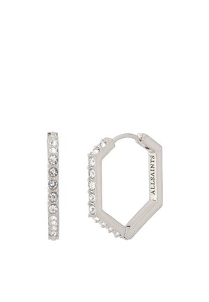 Orecchini a cerchio in tono argento con forma ottagonale adornati da cristalli trasparenti lungo il bordo esterno e una superficie metallica liscia.