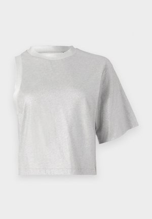 Hõbedane lühikeste varrukatega särgi lõige, millel on läikiv ja sile tekstuur ning ümmargune kaelus. Üks varrukas on asümmeetiline.