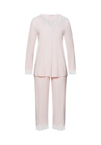 Pyjama-Set aus weichem pinken Stoff, mit langen Ärmeln und Spitzenakzenten am Kragen und an den Manschetten, sowie passendem Spitzenbesatz an den Hosen.