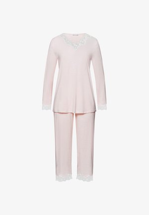 Přesný set pyžama z jemného růžového materiálu, s dlouhými rukávy a krajkovými detaily na výstřihu a manžetách, s odpovídajícím krajkovým lemem na kalhotách.