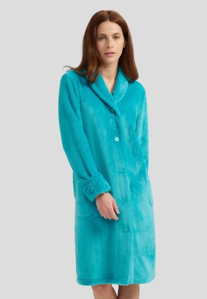 Bata de felpa turquesa con mangas largas, cuello de chal, dos bolsillos y cierres de botones. Presenta puños texturizados para mayor calidez.