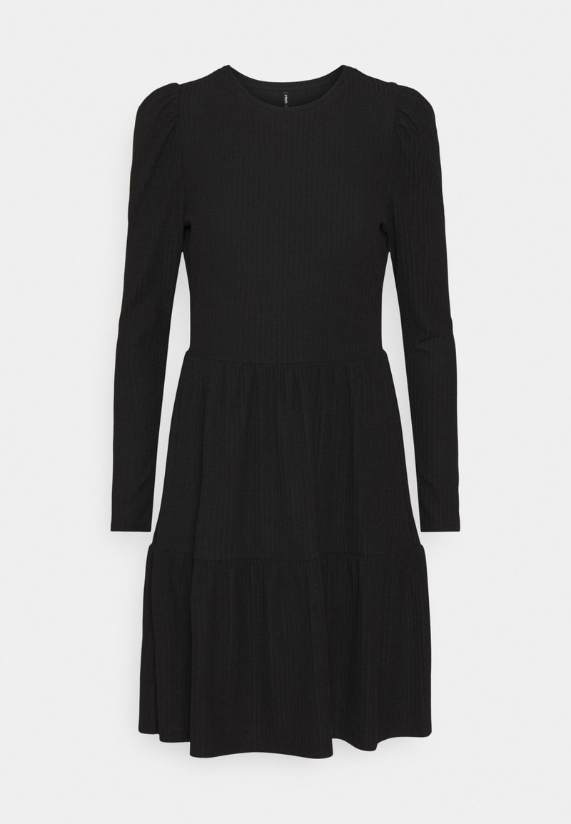 Robe noire à manches longues avec encolure ronde, jupe tierée froncée et épaules légèrement bouffantes, présentée devant un fond uni.