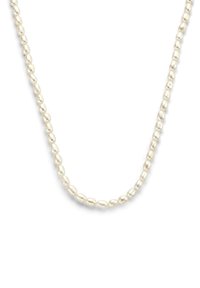Collier en perles blanches composé de perles de forme irrégulière, à la texture lisse et au design simple avec un fil continu.