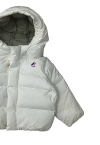 Giacca a vento bianca con cappuccio e zip frontale, caratterizzata da un logo K-Way blu e rosso sul petto, isolata su sfondo bianco.