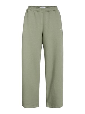 Lichtgroene sweatpants met elastische taille, rechte pijpen en een klein wit logo op de bovenkant van het bovenbeen, zonder zichtbare zakken of trekkoorden.