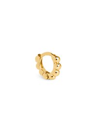Pendiente de aro chapado en oro con un diseño redondeado que presenta cinco acentos esféricos en un lado y un acabado liso y pulido.